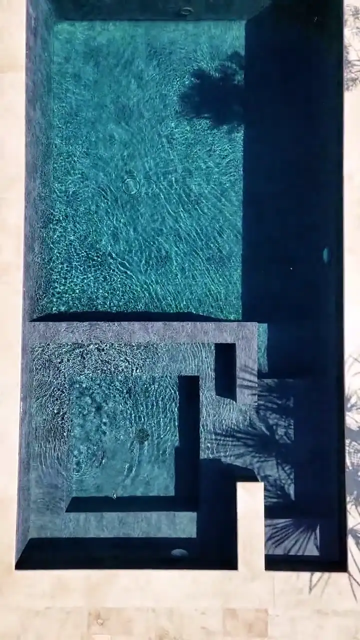 Vue aérienne d'une piscine maçonnée à membrane armée réalisée par Allo Piscines