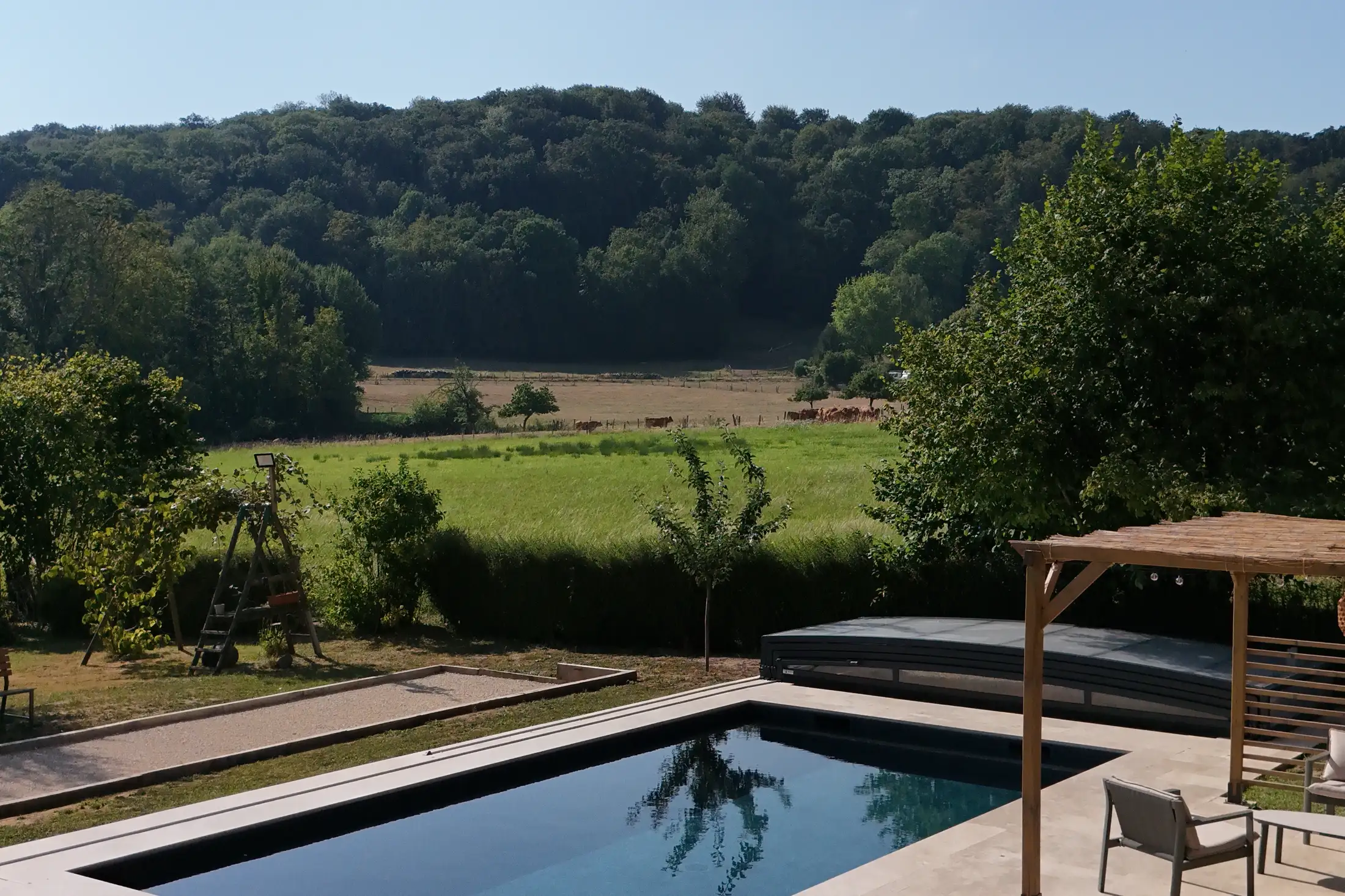 Plage de piscine et terrasse réalisées autour d'un bassin